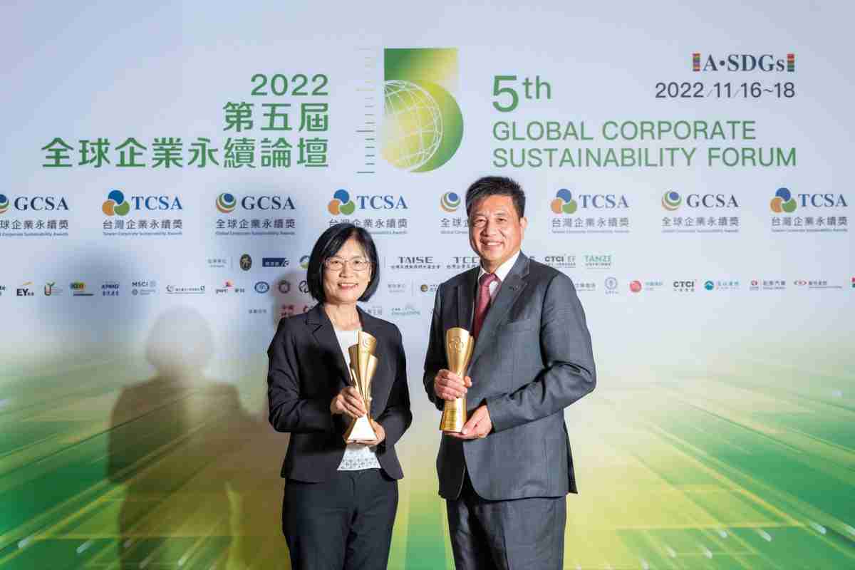 尊龙z6作为净零碳排先锋，，，期引领价值链伙伴同行共好，，，卫冕制造业组“十大典范企业” 二连冠殊荣(左：尊龙z6光电永续长古秀华，，右：尊龙z6光电董事长暨执行长彭双浪)