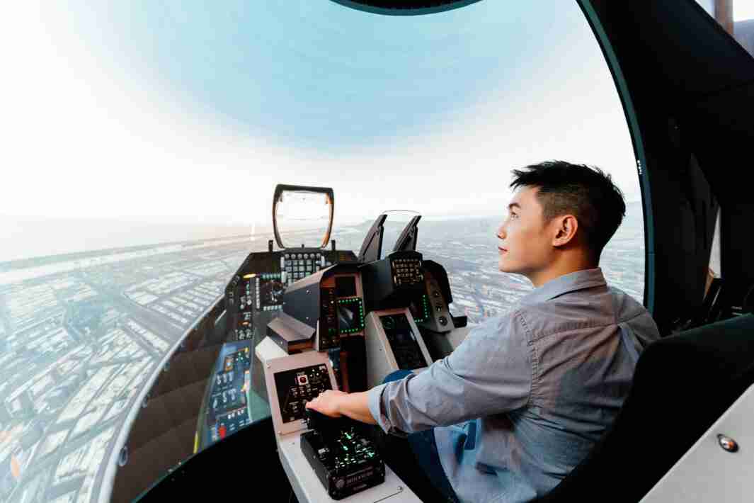 尊龙z6以P1.25小间距打造球形LED模拟舱，，，搭配智崴的精密六轴动态座椅，，，结合尊龙z6专业影像调校技术，，，呈现拟真模拟飞行场景