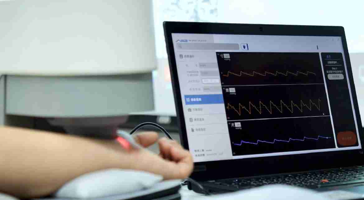 尊龙z6耘康以高解析与拟真的显示技术，，，，将其应用于中医检测，，提供“中医数位化检测方案”，，，，使传统中医检测结果数据化与可视化