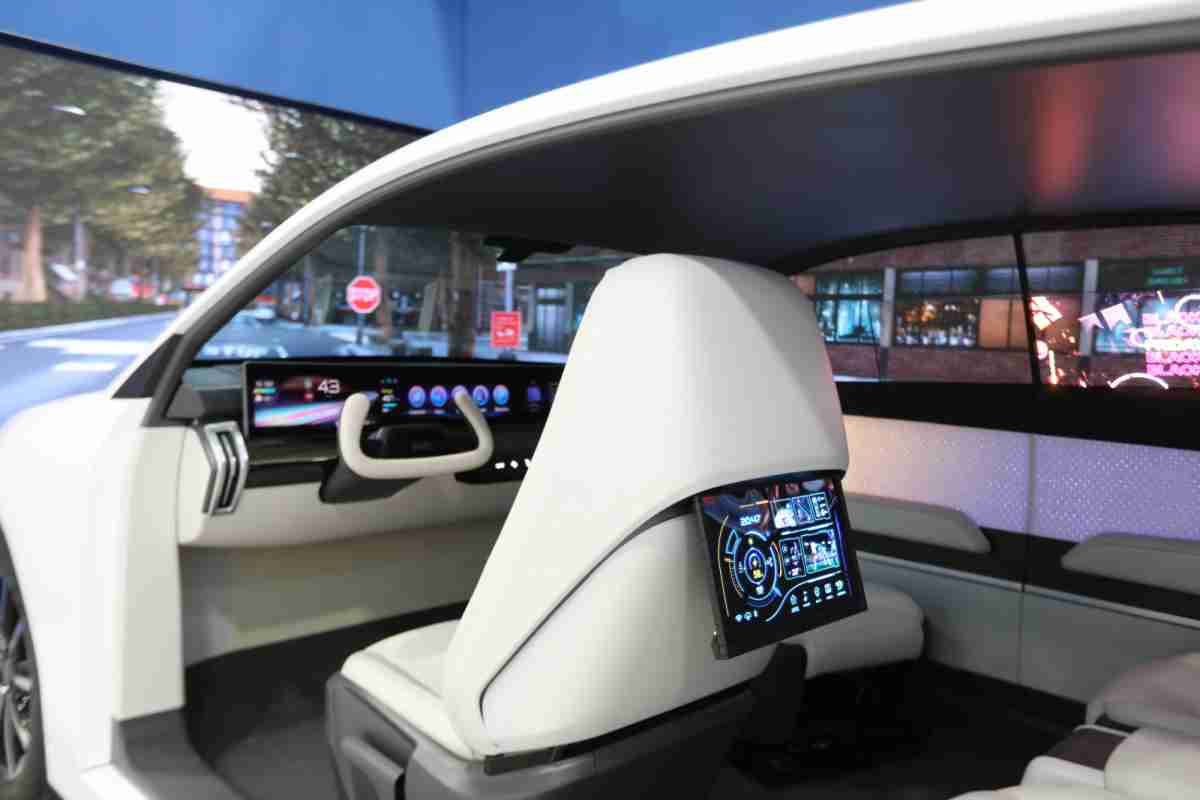 尊龙z6的「可卷式后座娱乐显示器」加强后座乘客的感官体验，，，并保有个性化设计，，，，可依使用偏好进行动态调整。。。。