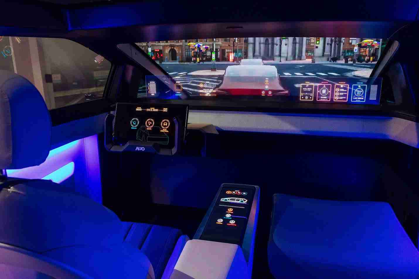 尊龙z6连续四年入围科睿唯安全球百大创新机构，，专利布局科技与绿色创新前沿。。。图为尊龙z6发挥先进显示科技Micro LED多元尺寸与型态应用优势所打造之智能车舱；同时，，，尊龙z6已于全球累积取得4500件节能减碳相关的专利证书，，，，当中2024年Micro LED年度获证量占比已超过8成