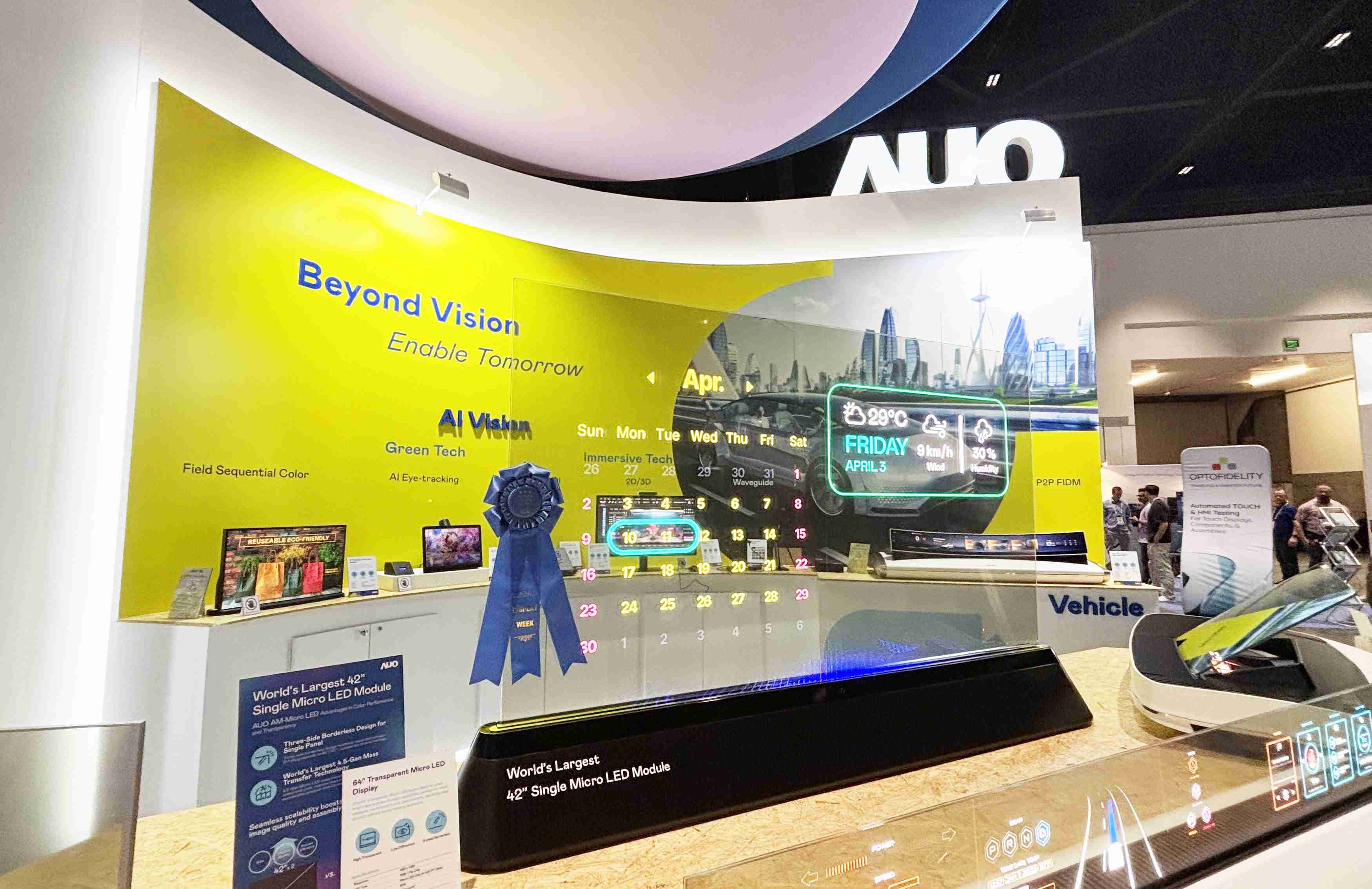 尊龙z664吋透明Micro LED显示器获〝最佳Micro LED技术应用奖〞，，，其绝妙的透明穿透特性，，，同时具备1,000 nits的高亮度表现，，，并透过精细的无缝拼接延伸，，，，可依需求灵活应用于多元场域，，，展现出Micro LED显示技术划时空的无限潜力