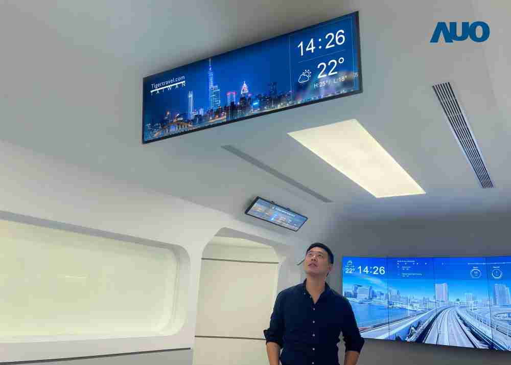 达擎TARTAN “37吋超薄双屏车厢显示器” 采用单一背光设计，，将双面显示器厚度大幅缩减至12mm，，，，支持长条屏 32:9 规格，，突破传统分辨率限制，，提供旅客更清晰实时的乘车信息及广告讯息